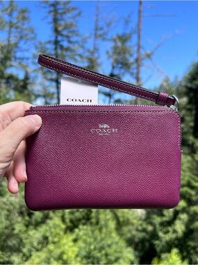 COACH Corner Zip Wristlet Pouch Womens 
Purple Wallet Plum with Silver Hardware